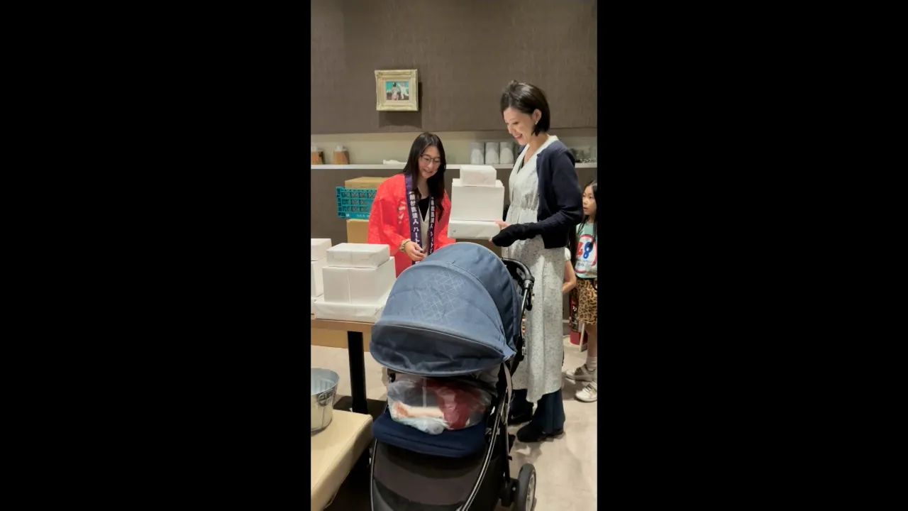 食料品を受け取ったご家族が、笑顔で会場を後にする様子を撮影した画像